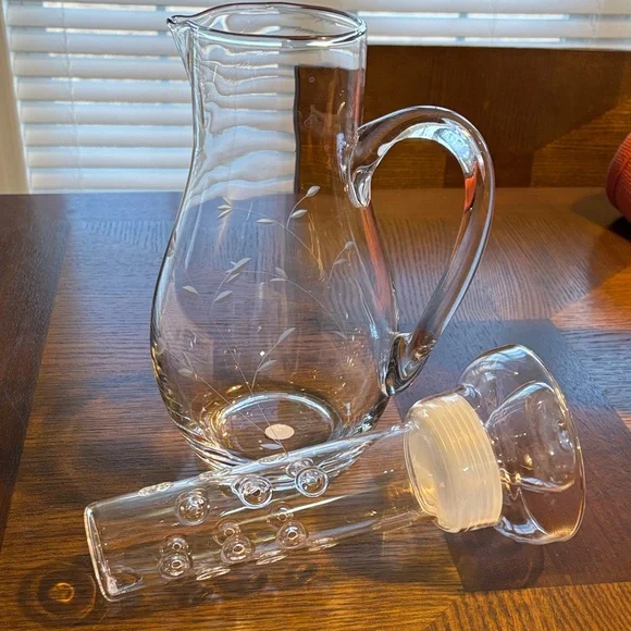 Clear Glass Pitcher with Infuser and Lid - Transparent - Picture 2 of 4